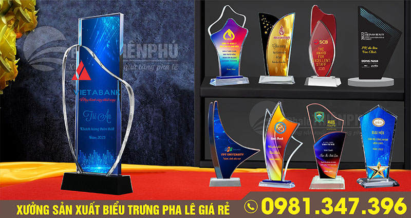 Mẫu kỷ niệm chương pha lê tôn vinh nhân viên khách hàng