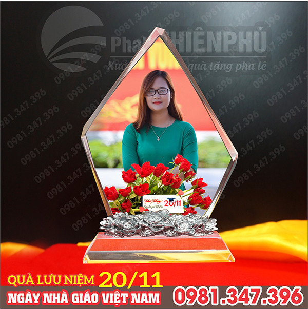 Quà lưu niệm ngày 20/11 ngọn núi in ảnh thầy cô, đế gắn hoa sen bạc