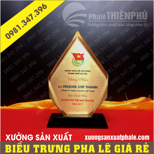 Biểu trưng pha lê chóp kim cương